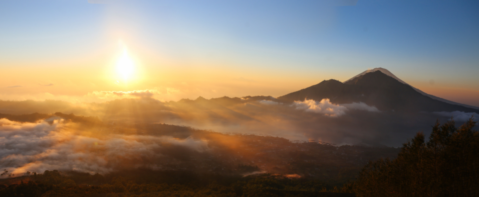 4 Rekomendasi Gunung Tertinggi di Bali: Nikmati Keindahan di Atas Awan!